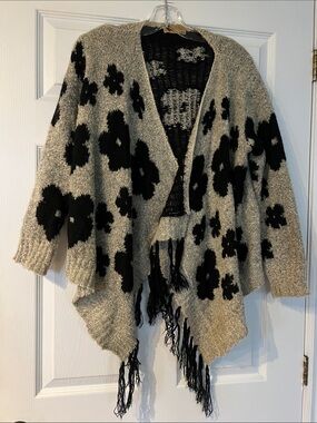 Open-Front Floral Fringe Cardigan Sweater - Black on Gray